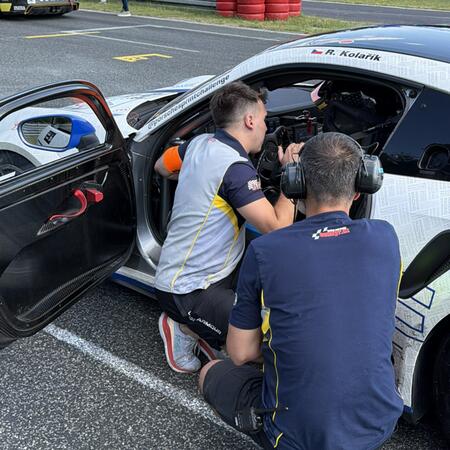 Final briefing on the starting grid before the final endurance...