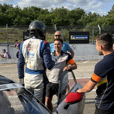 M. Faiereisl vítězně dojel do pit lane ze závodu 100 mil...
