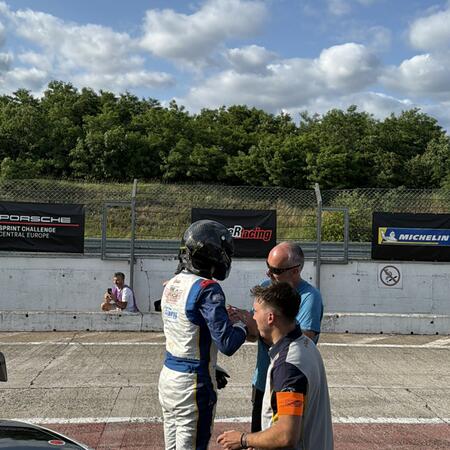 M. Faiereisl vítězně dojel do pit lane ze závodu 100 mil...