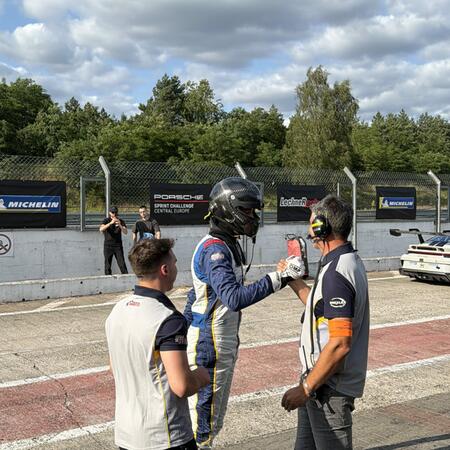 M. Faiereisl vítězně dojel do pit lane ze závodu 100 mil...