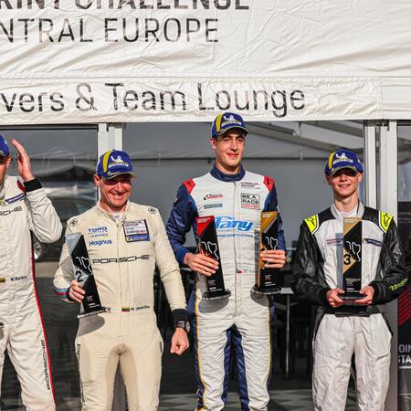 Předávání poháru za výhru v endurance závodu 100 mil Polska