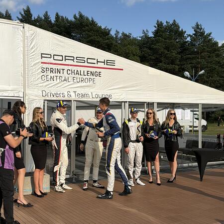 Předávání poháru za výhru v endurance závodu 100 mil Polska