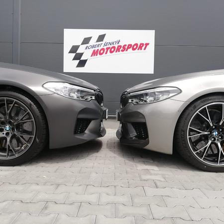Dnes 2x BMW M5 F90 💪  Ta vyšší nalevo je úplně nová “35 Jahre Edition” a dostane výfuk Akrapovič.  Ta napravo je verze Competition, Akrapoviče a software...
