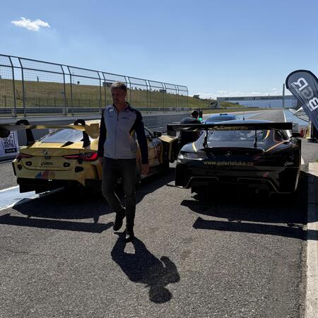 Řazení aut na pitlane pro výjezd ze závodu