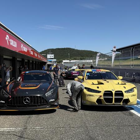 Řazení aut na pitlane pro výjezd ze závodu