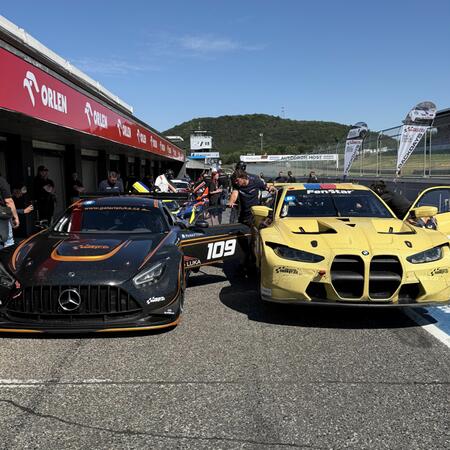Řazení aut na pitlane pro výjezd ze závodu