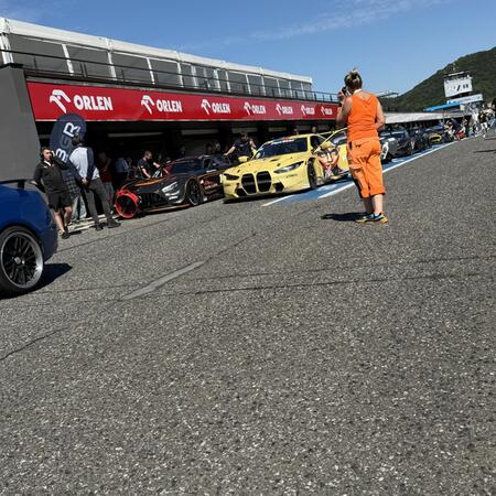 Poslední chvilky na pitlane před nájezdem na okruh ke startu...