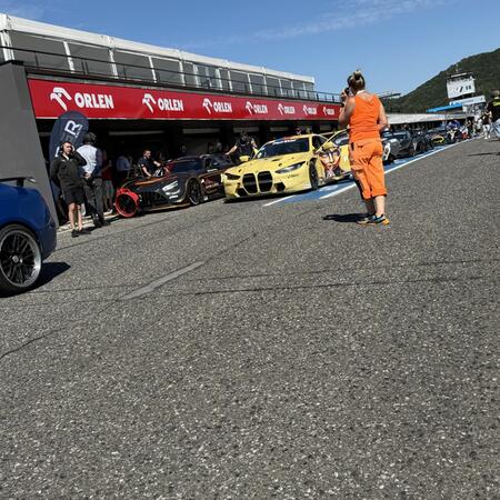 Poslední chvilky na pitlane před nájezdem na okruh ke startu...
