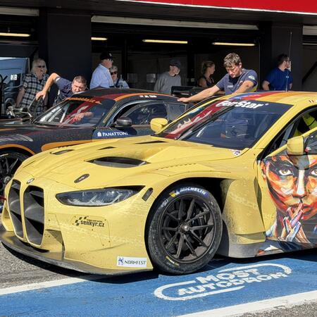 Poslední chvilky na pitlane před nájezdem na okruh ke startu...