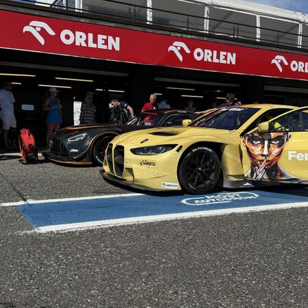 Poslední chvilky na pitlane před nájezdem na okruh ke startu...