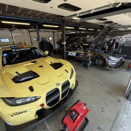 BMW M4 GT3 a Mercedes-AMG GT3 v pitboxech po kvalifikaci