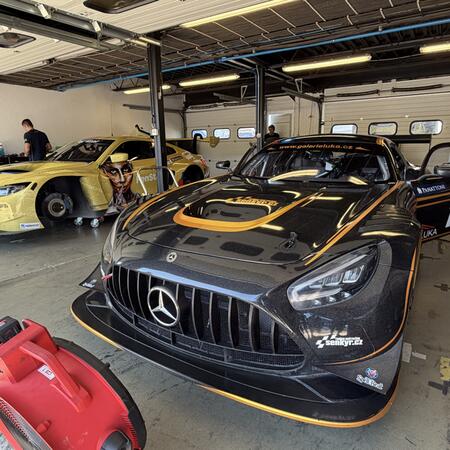 BMW M4 GT3 a Mercedes-AMG GT3 v pitboxech po kvalifikaci
