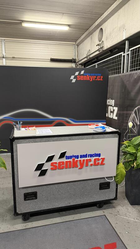 Poslední přípravy týmových boxů Šenkýř Motorsport na registrace...