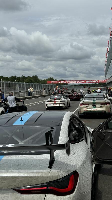 Řada vozů Šenkýř Motorsport na Masarykově okruhu: Porsche...