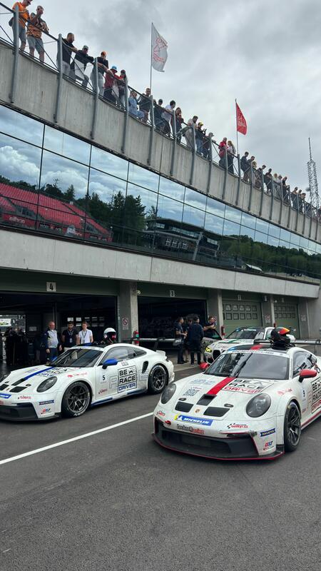 Dvojice závodních speciálů Porsche 992 GT3 Cup týmu Šenkýř...