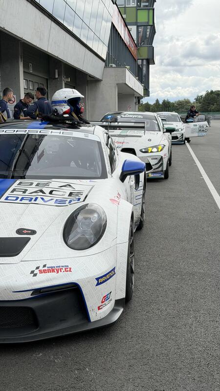 Pohled do boxové uličky Autodromu Brno: Lajna závodních...