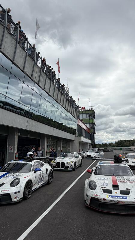 Rušno v boxové uličce i na terase! Pit lane zaplnily závodní...