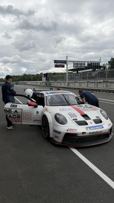Mechanici týmu Šenkýř Motorsport konzultují s řidičem červeného...