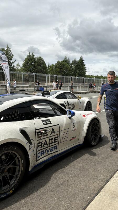 Vozy Porsche 992 GT3 Cup od Šenkýř Motorsport s nápisem...
