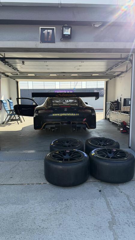 Mercedes-AMG GT3 se pomalu chystá na první trénink