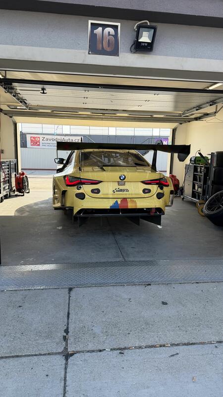 Box 16 s BMW necelou půlhodinu před prvním tréninkem