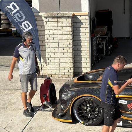 Martin Tóth se svým černým Mercedesem skončil po 1. tréninku...