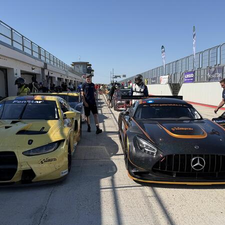 Pitboxová ulička před nastupováním jezdců do vozů