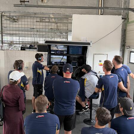Koučové a mechanici s napětím sledují průběh závodu Carbonia...