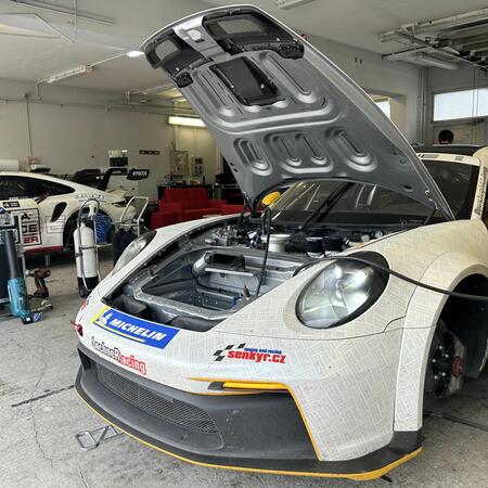 Naše závodní Porsche jsou po prvním trénikovém dnu zpátky...