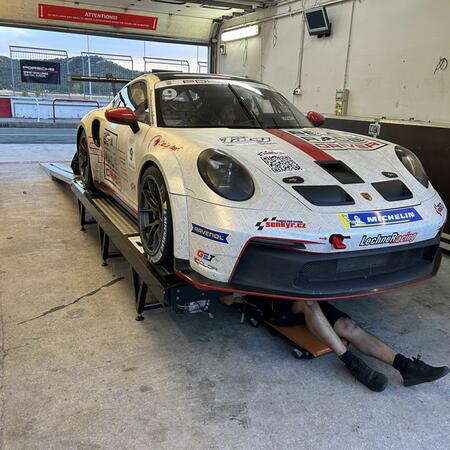 Večer ve čtvrtek pracujeme na našem závodním Porsche 992...