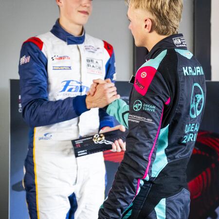 Matyáš Faiereisl přebírá trofej za 3. místo z prvního závodu...