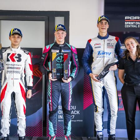 Matyáš Faiereisl přebírá trofej za 2. místo z druhého závodu...
