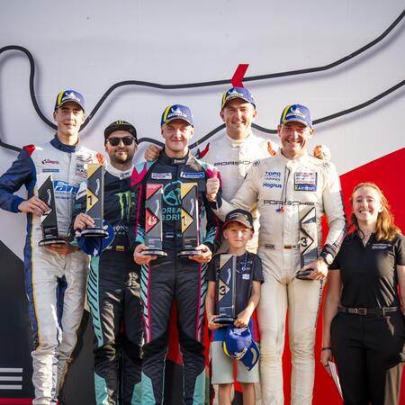 Matyáš Faiereisl přebírá trofej za 2. místo v Endurance...