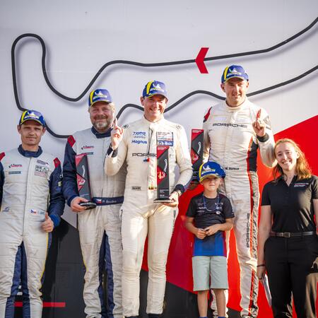 Pavel Bouška a Jarek Janiš přebírá trofej za 2. místo v...