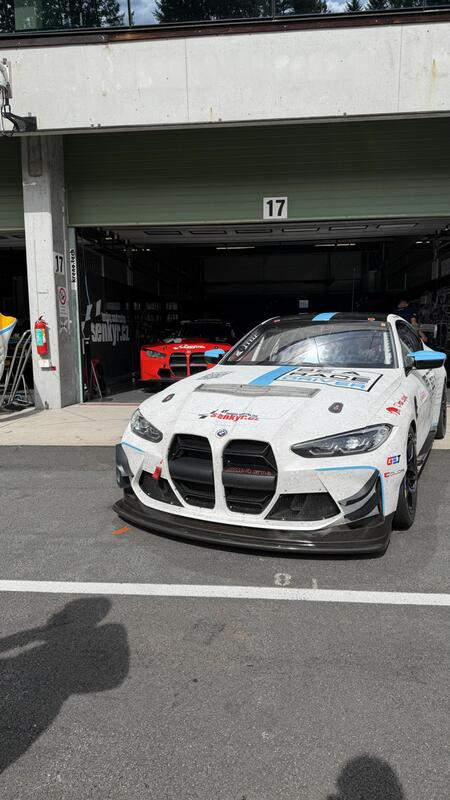 L. Schmied v BMW M4 GT4 vyjiždí na další testovací jízdy