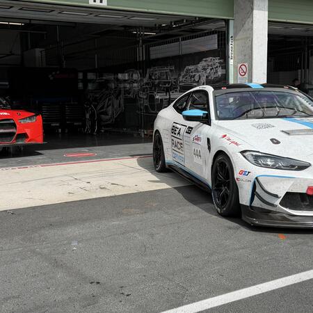 L. Schmied v BMW M4 GT4 vyjiždí na další testovací jízdy