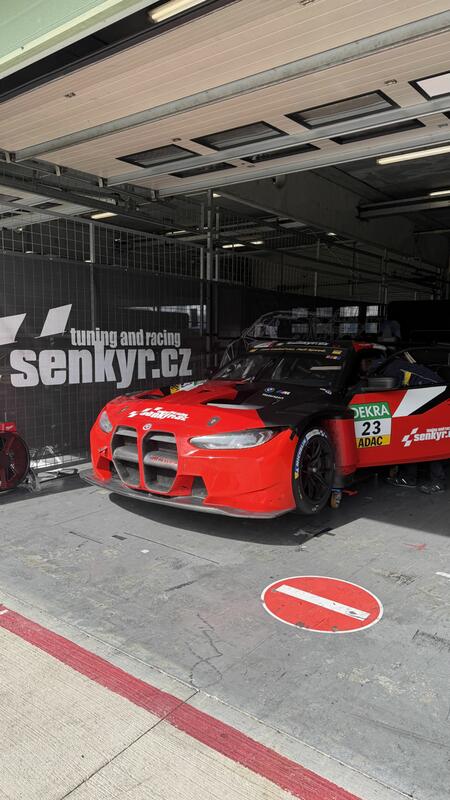 BMW M4 GT3 připravují naši technici na výjezd na testovací...