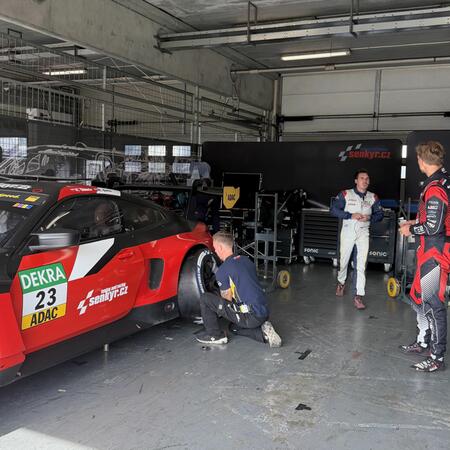 BMW M4 GT3 připravují naši technici na výjezd na testovací...