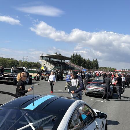 Pohledy na BMW M4 GT4 ze starting gridu do prvního sprint...