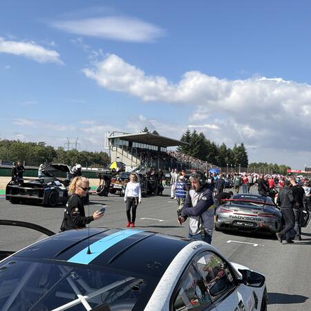 Pohledy na BMW M4 GT4 ze starting gridu do prvního sprint...