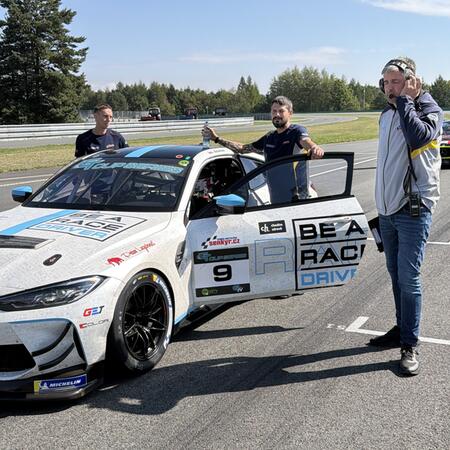 Pohledy na BMW M4 GT4 ze starting gridu do prvního sprint...