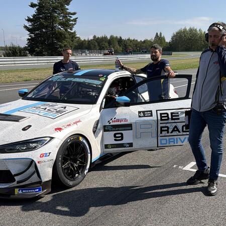Pohledy na BMW M4 GT4 ze starting gridu do prvního sprint...