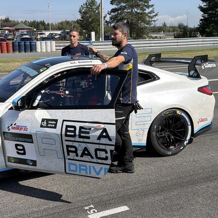 Pohledy na BMW M4 GT4 ze starting gridu do prvního sprint...