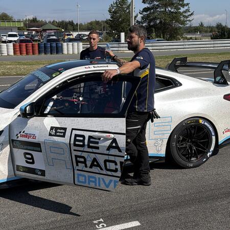 Pohledy na BMW M4 GT4 ze starting gridu do prvního sprint...