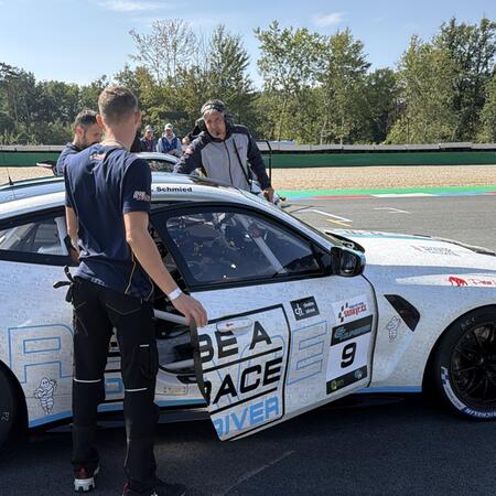 Pohledy na BMW M4 GT4 ze starting gridu do prvního sprint...