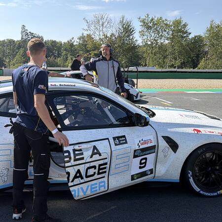 Pohledy na BMW M4 GT4 ze starting gridu do prvního sprint...
