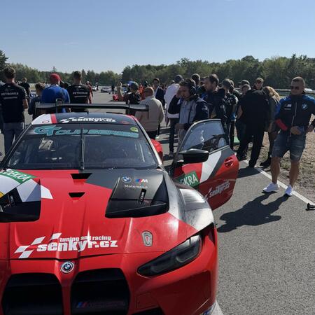 BMW M4 GT3 na startovním gridu
