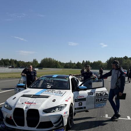 BMW M4 GT4 na starting gridu brněnského okruhu