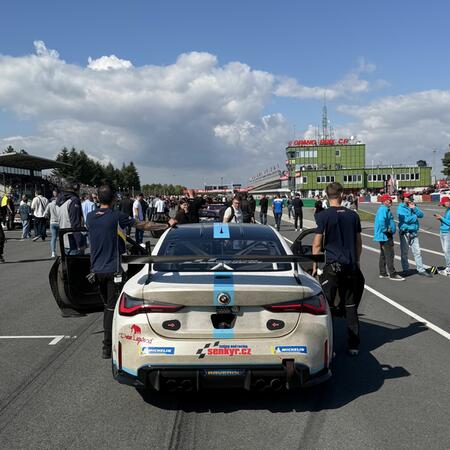 BMW M4 GT4 na starting gridu brněnského okruhu