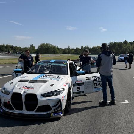 BMW M4 GT4 na starting gridu brněnského okruhu